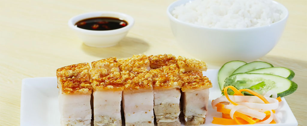 Đĩa heo quay giòn bì cùng cơm trắng và nước tương cay