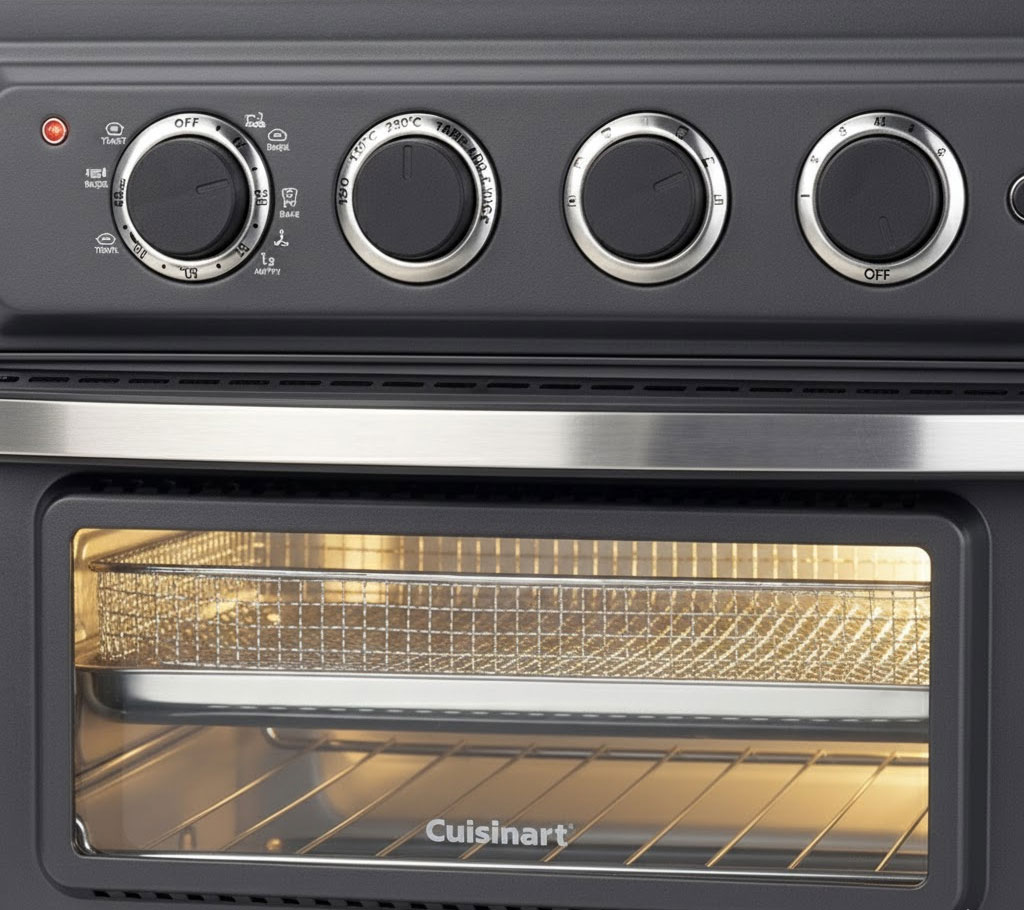Chi tiết bảng điều khiển analog và khoang nướng sáng đèn của Cuisinart TOA60U