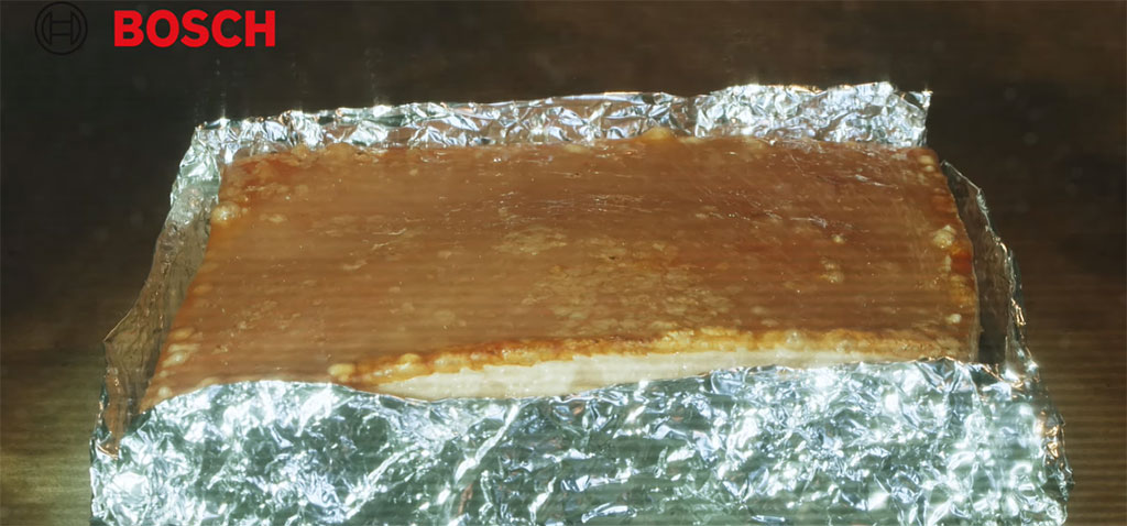 Thịt heo quay vàng giòn trong lò nướng Bosch