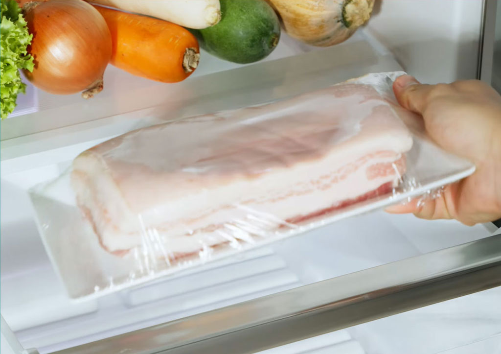 Thịt ba rọi tươi trong tủ lạnh Bosch giữ nguyên độ tươi ngon
