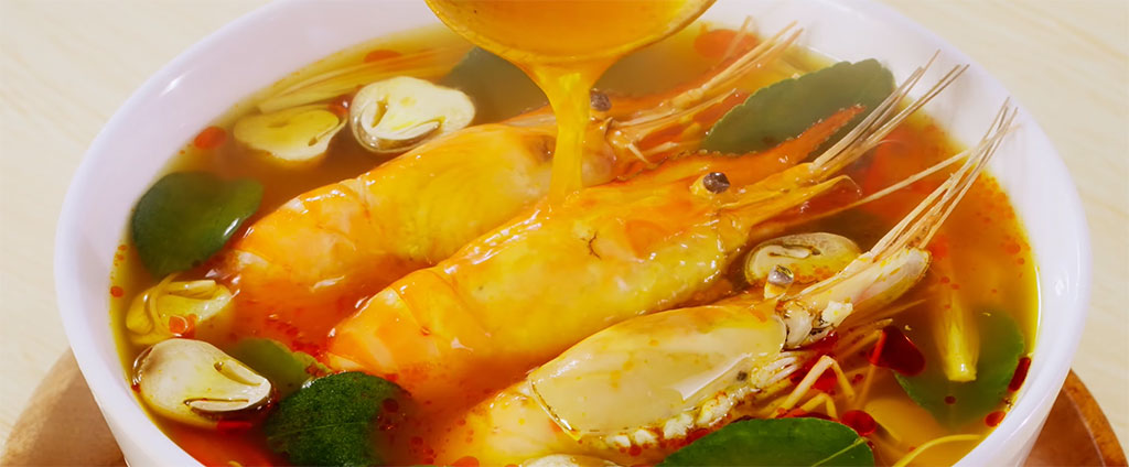 Đầu bếp múc canh chua tôm ra bát sứ trắng sang trọng Đầu bếp múc canh chua tôm ra bát sứ trắng sang trọng