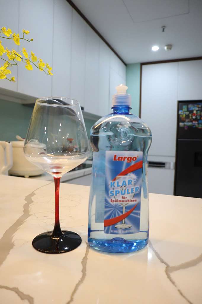 Ly thủy tinh sáng bóng sau khi sử dụng nước làm bóng Largo Ly thủy tinh sáng bóng sau khi sử dụng nước làm bóng Largo