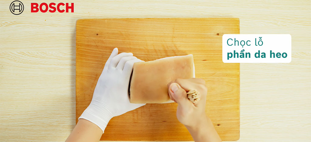 Hình ảnh chỉ mang tính chất minh hoạNgười đầu bếp chọc lỗ bì heo