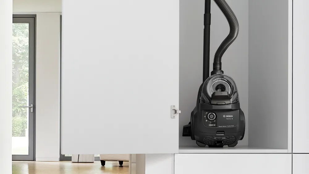 Máy hút bụi Bosch BGS21WX100 thiết kế sang trọng màu đen với bánh xe linh hoạt