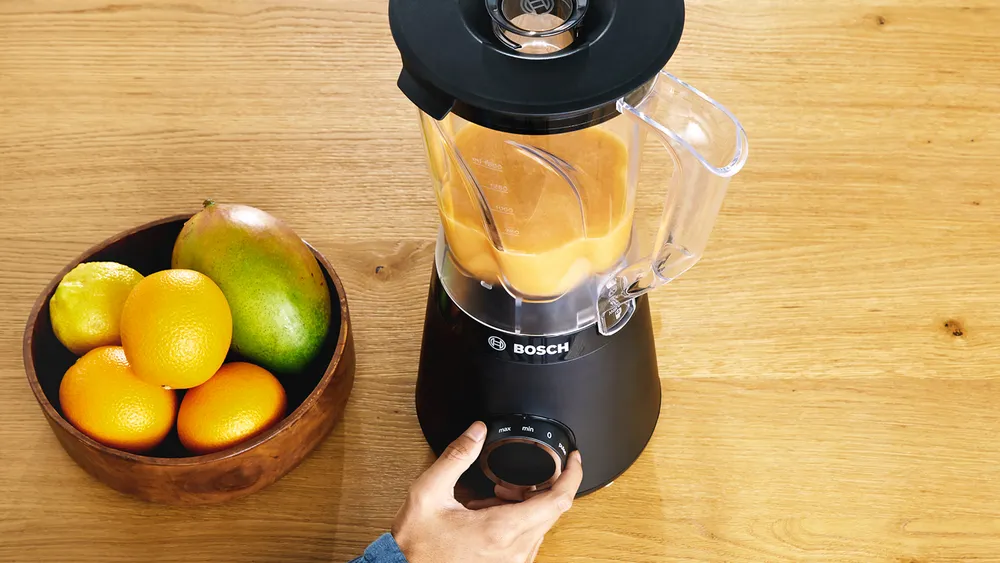 người dùng xoay núm điều khiển máy xay Bosch, biểu cảm dễ dàng và thoải mái