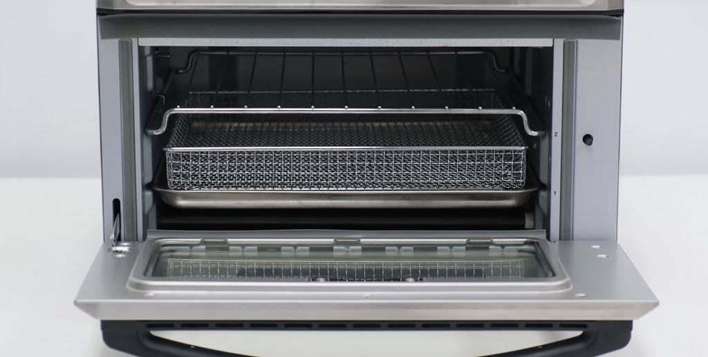 Cận cảnh khoang lò với thanh nhiệt và quạt đối lưu Cận cảnh khoang lò với thanh nhiệt và quạt đối lưu