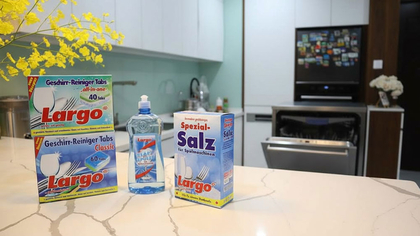 Cách chọn dung dịch tẩy rửa phù hợp và an toàn cho máy rửa bát